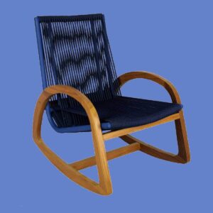 Poltrona Caina com estrutura de alumínio e madeira cumarú, revestida com Corda Náutica.